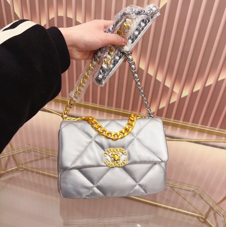 Anum Bags CHL 19 FLAP BAG IN SILVER LAMBSKIN 25CM
