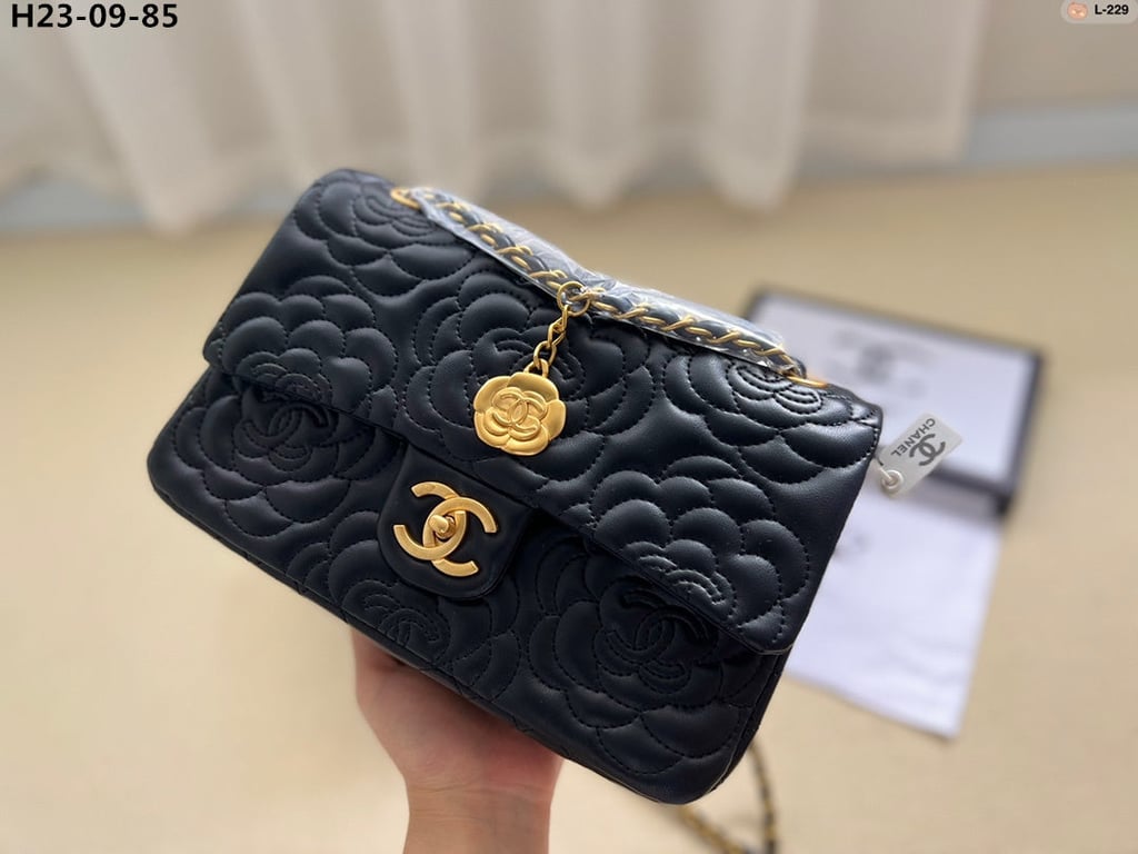 Anum Bags CHL FLAP BAG WITH CAMELLIA FLOWER CHAIN BLACK 26CM