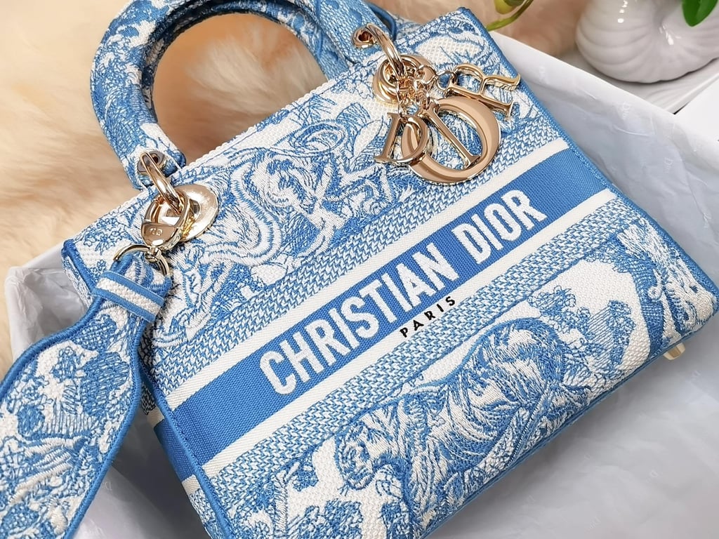 Anum Bags DIR MEDIUM LADY D-LITE CORNFLOWER BLUE TOILE EMBROIDERY 24CM