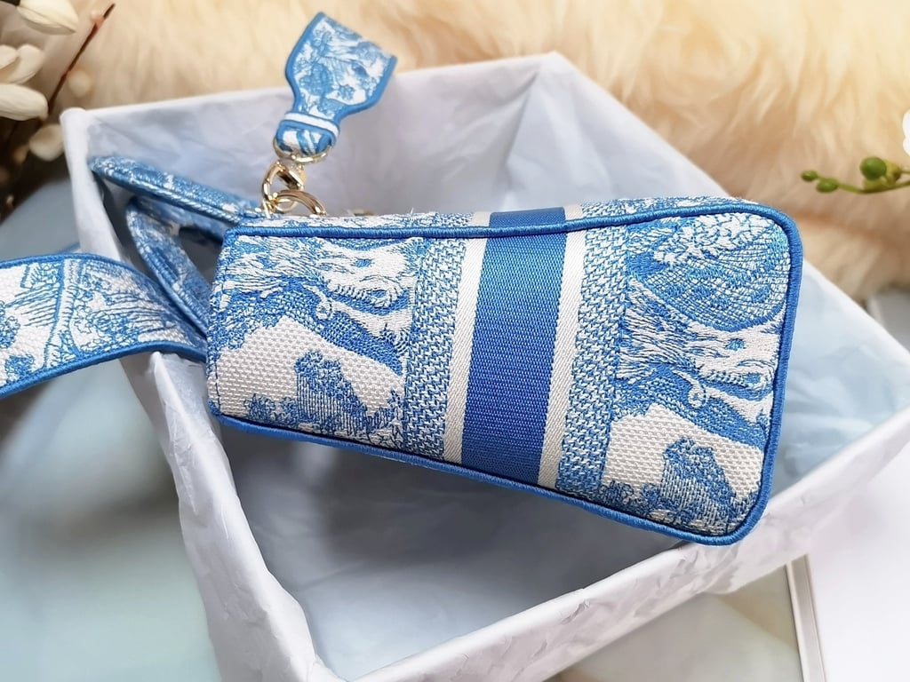 Anum Bags DIR MEDIUM LADY D-LITE CORNFLOWER BLUE TOILE EMBROIDERY 24CM