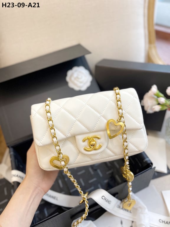 Anum Bags CHL FLAP BAG WITH HEART CC CHARM WHITE 20CM