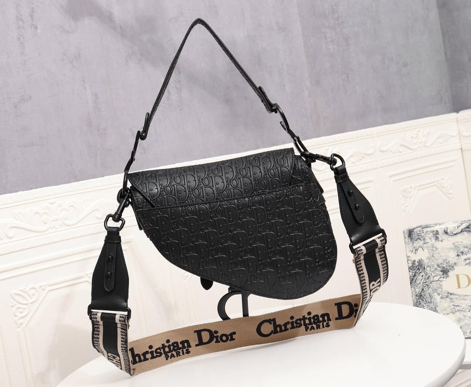 Anum Bags DIR SADDLE BLACK OBLIQUE EMBOSSED 25CM